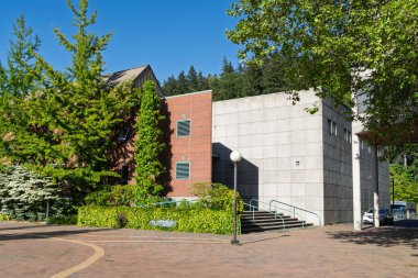 BELLINGHAM, WA, ABD, 27 Mayıs 2025: Batı Washington Üniversitesi kampüsündeki Ross Mühendislik Teknolojisi binası.