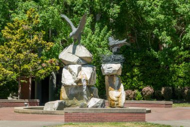 Salem, OR, USA, 30 Mayıs 2025: Willamette Üniversitesi kampüsündeki The Antionette ve Mark Hatfield Fountain.