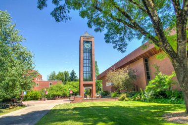 Salem, OR, USA, 30 Mayıs 2025: Whipple Saat Kulesi ve Willamette Üniversitesi kampüsündeki Mark O. Hatfield Kütüphanesi.