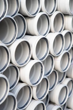 Depoya yerleştirilmiş PVC borular. Yüksek kalite fotoğraf