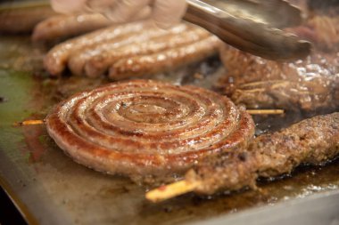 Kasapların elleri dükkanda et parçalarını tutuyor. Yüksek kalite fotoğraf