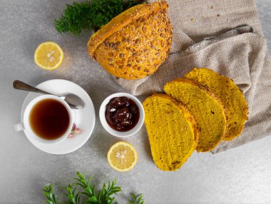 Ahşap masada çeşitli pişirme ürünleri içeren kompozisyon. Yüksek kalite fotoğraf