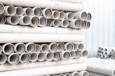 Depoya yerleştirilmiş PVC borular. Yüksek kalite fotoğraf