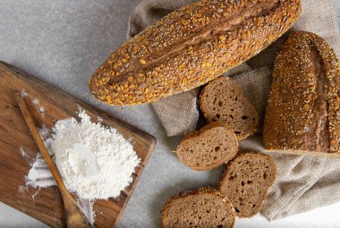 Ahşap masada çeşitli pişirme ürünleri içeren kompozisyon. Yüksek kalite fotoğraf
