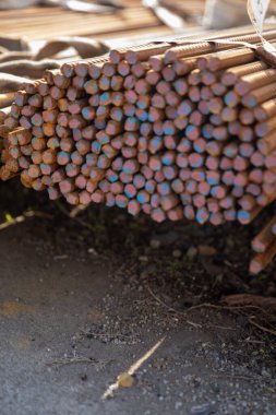 Ustabaşı öğütücü kullanıp metal bir tüp kesiyor. Yüksek kalite 4k görüntü