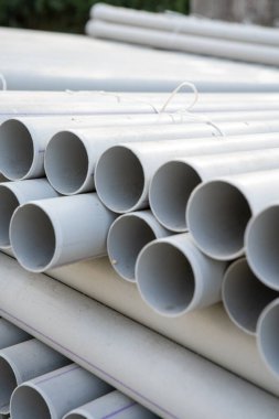 Depoya yerleştirilmiş PVC borular. Yüksek kalite fotoğraf