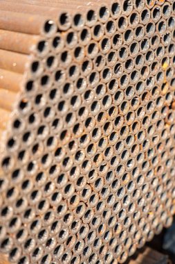 Ustabaşı öğütücü kullanıp metal bir tüp kesiyor. Yüksek kalite 4k görüntü