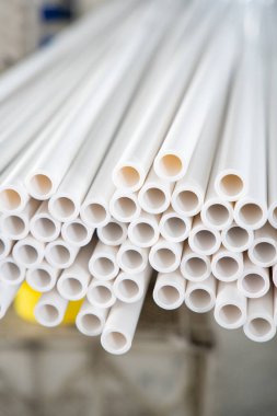 Depoya yerleştirilmiş PVC borular. Yüksek kalite fotoğraf