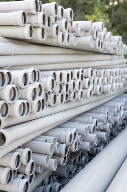 Depoya yerleştirilmiş PVC borular. Yüksek kalite fotoğraf