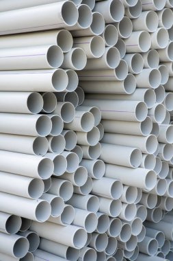 Depoya yerleştirilmiş PVC borular. Yüksek kalite fotoğraf