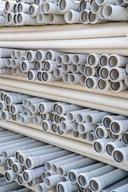 Depoya yerleştirilmiş PVC borular. Yüksek kalite fotoğraf