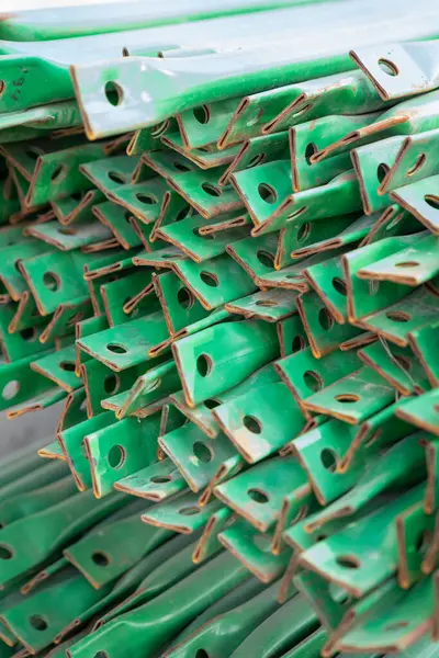 Ustabaşı öğütücü kullanıp metal bir tüp kesiyor. Yüksek kalite 4k görüntü