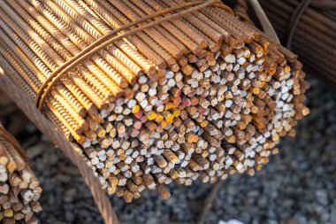 Ustabaşı öğütücü kullanıp metal bir tüp kesiyor. Yüksek kalite 4k görüntü