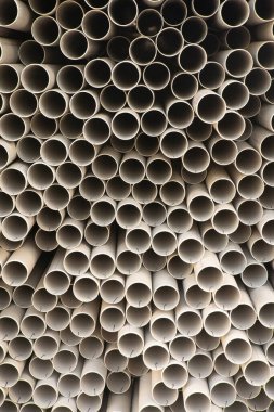 Depoya yerleştirilmiş PVC borular. Yüksek kalite fotoğraf