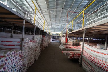 Depoya yerleştirilmiş PVC borular. Yüksek kalite fotoğraf