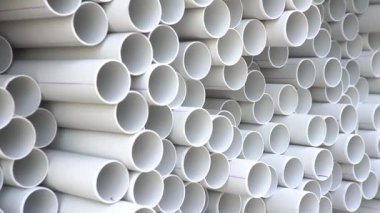 İnşaat alanında yerde yığılan PVC borular, 3D görüntüleme. Yüksek kalite 4k görüntü