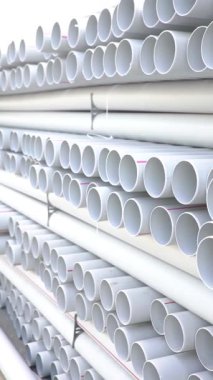 İnşaat alanında yerde yığılan PVC borular, 3D görüntüleme. Yüksek kalite 4k görüntü