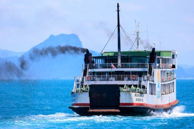 Feribot kara dumanı tüketiyor, Tayland