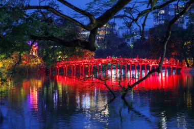 Hanoi, Vietnam 'da Huc Köprüsü gece aydınlandı.