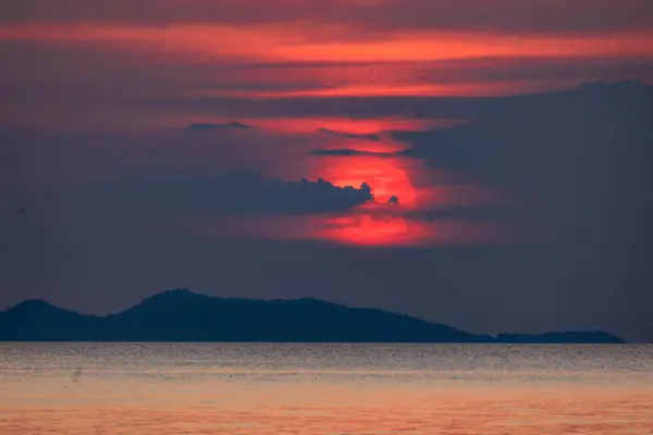 Röd Intensiv Solnedgång Över Ett Mörkt Tropiskt Hav Thailand Stockbild