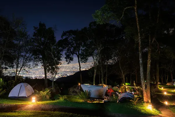 Kvällen Den Lugna Campingplatsen Doi Pui Suthep Med Panoramautsikt Över Stockbild