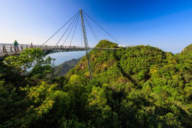 Malezya 'daki Langkawi Köprüsü üzerinde insanlar yürüyordu..