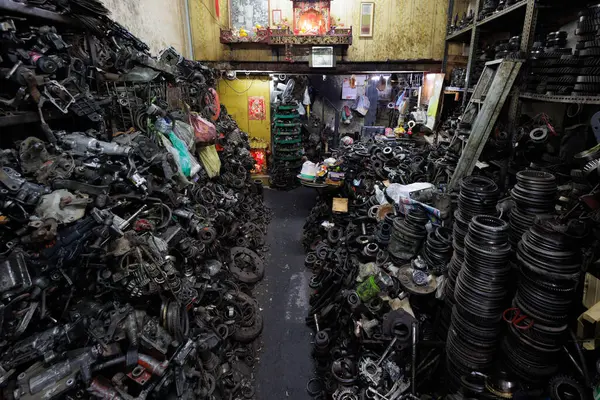 stock image A vehicle shop filled with old parts and tools, the atmosphere is chaotic and disorganized, Bangkok's Chinatown, Thailand
