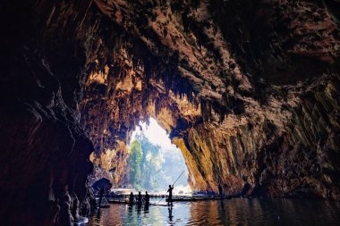 Vietnam Tod mağarasında turist bambu raftingi Tayland 'daki tropikal bir yağmur ormanına gidiyor.