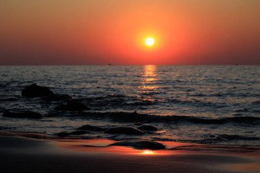 Koh Kood adasındaki Tayland körfezi üzerinde sıcak gün batımı