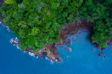 Tayland 'ın güneyindeki Koh Bulon adasının insansız hava görüntüsü.