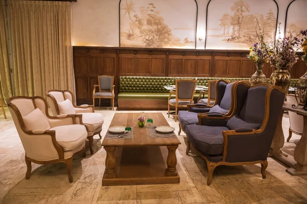 Dřevěný Jídelní Stůl Pohovka Sedadla Renesančním Evropském Stylu Luxusní Restauraci — Stock fotografie