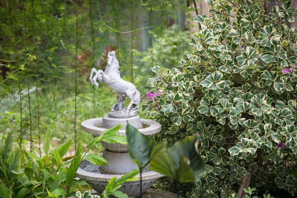 Bílý Koňský Památník Zdobený Malé Fontáně Jarní Zahradě — Stock fotografie