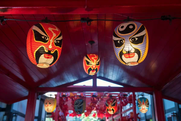 Japon Gülümseyen Kabuki Noh Maskeli Lamba Kırmızı Ahşap Tavanda Asılı — Stok fotoğraf