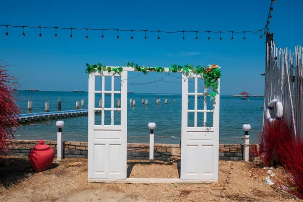 写真を撮るために旅行者のための海による白いドアの装飾 外観デザイン — ストック写真