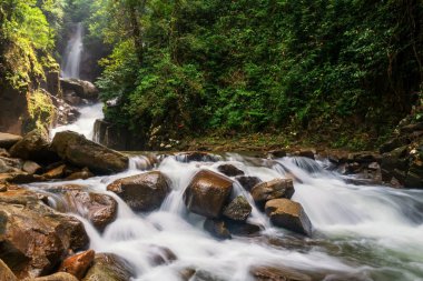 Phlio Ulusal Parkı, Chanthaburi, Tayland 'daki güzel hareketli şelalenin doğal manzarası. Tayland ya da Siyam 'ın doğusunda ünlü bir seyahat merkezi..
