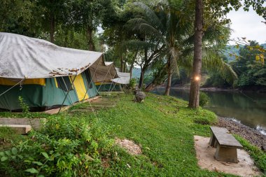 Kanchanaburi, Tayland 'da huzurlu bir atmosferi olan nehir kenarındaki çadır..