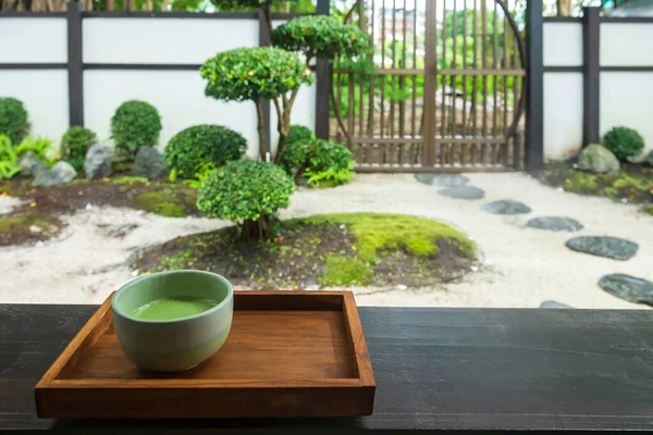 Macha Groene Thee Houten Tafel Met Traditionele Moderne Japanse Tuin — Stockfoto