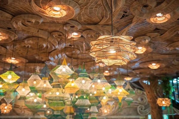 Rozsvítit Závěsné Ratanové Lampy Dřevěným Stropem Luxusní Restauraci — Stock fotografie