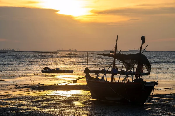 Barco Pescador Silhueta Praia Pôr Sol Com Belo Céu Colorido — Fotografia de Stock