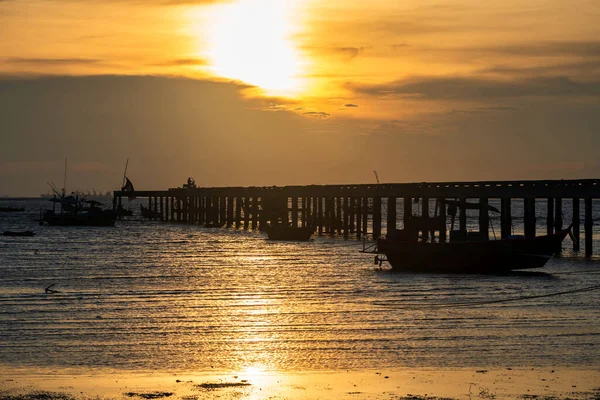 Barcos Pescador Silhueta Ponte Pôr Sol Com Belo Céu Colorido — Fotografia de Stock
