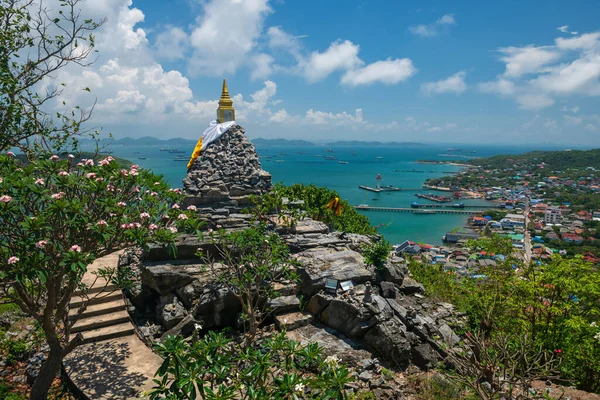 Pagoda Dorada Cima Colina Con Hermosas Vistas Mar Ciudad Templo —  Fotos de Stock