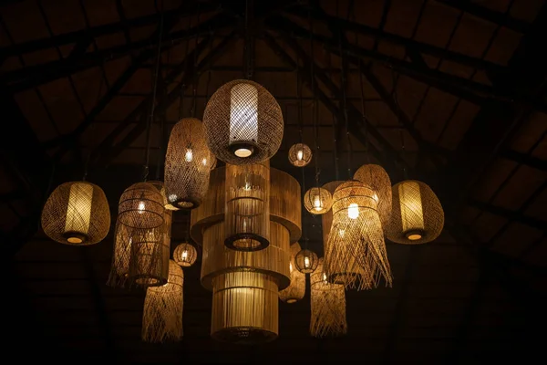 Bambusová Lampa Visí Stropě Zdobené Uvnitř Resortu Nebo Hotelu Osvětlení — Stock fotografie