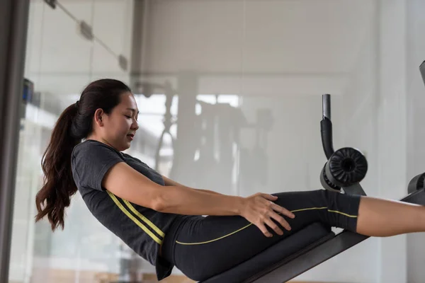 Deportiva Mujer Joven Asiática Haciendo Sentadas Gimnasio Fitness Culturismo Concepto — Foto de Stock