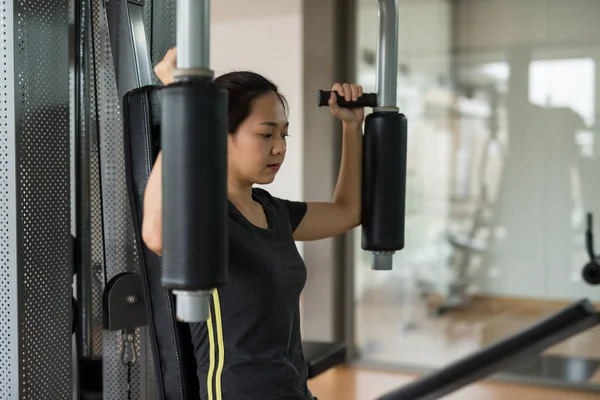 Молодая Азиатская Женщина Делает Упражнения Груди Фитнес Зале Культуризм Здоровый — стоковое фото