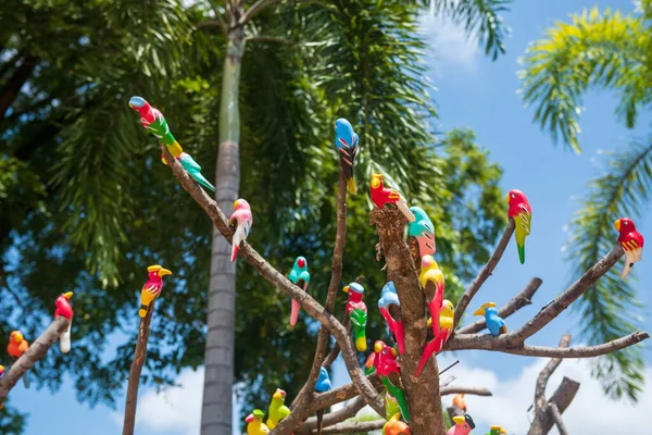 Kunstmatige Kleurrijke Papegaai Vogels Versierd Boom Met Wazig Gebladerte Bokeh — Stockfoto