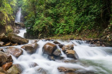Phlio Ulusal Parkı, Chanthaburi, Tayland 'daki güzel doğal şelale manzarası. Tayland ya da Siyam 'ın doğusunda ünlü bir seyahat merkezi..