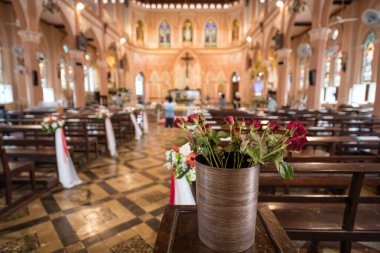Tayland 'ın Chanthaburi bölgesindeki Katedral Kilisesi' nin içinde kırmızı gül çiçekleri. Siyam ya da Tayland 'ın doğusunda ünlü bir tatil beldesi..