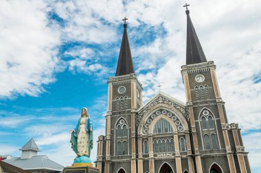 Bakire Meryem heykeli ve Katedral kilisesine karşı mavi gökyüzü ve Tayland 'ın Chanthaburi bölgesinde beyaz bulut. Siyam ya da Tayland 'ın doğusunda ünlü bir tatil beldesi..