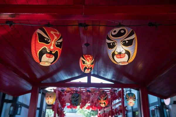 Japon Gülümseyen Kabuki Noh Maske Kağıt Fener Kırmızı Ahşap Tavanda — Stok fotoğraf