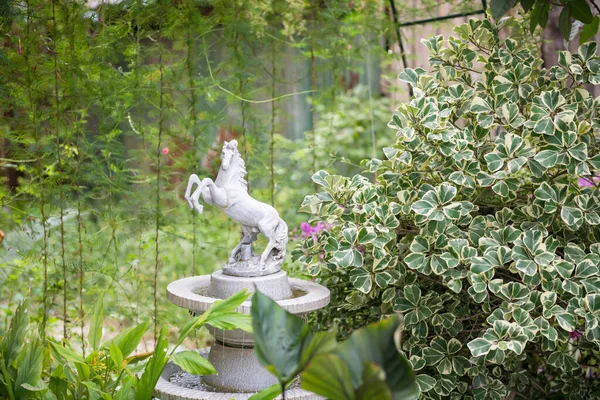 Monument Cheval Blanc Décoré Sur Une Petite Fontaine Dans Parc — Photo